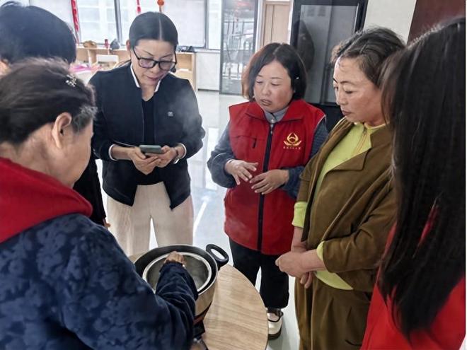 举办“感恩母亲节·巧手制香皂”志愿者活动
