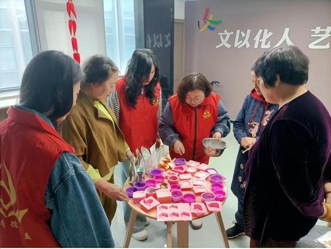 举办“感恩母亲节·巧手制香皂”志愿者活动CQ9电子中国网站潍坊尚德公益服务中心(图2)